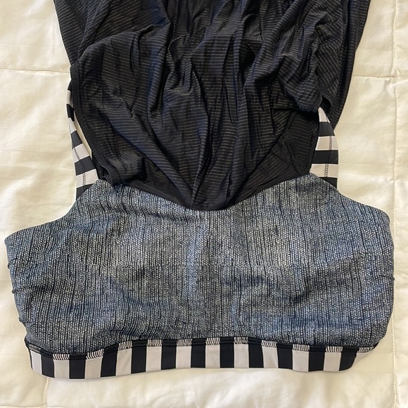 lululemon tank top, old style with built in sports bra. size 6 - Picture 3 of 5